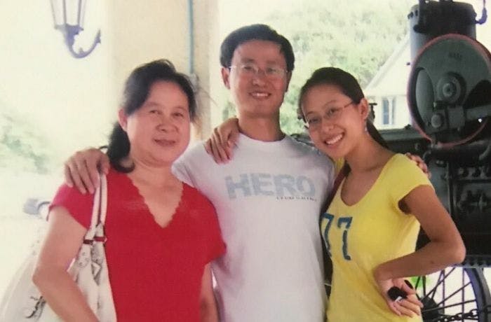 Min Cheng  and her family